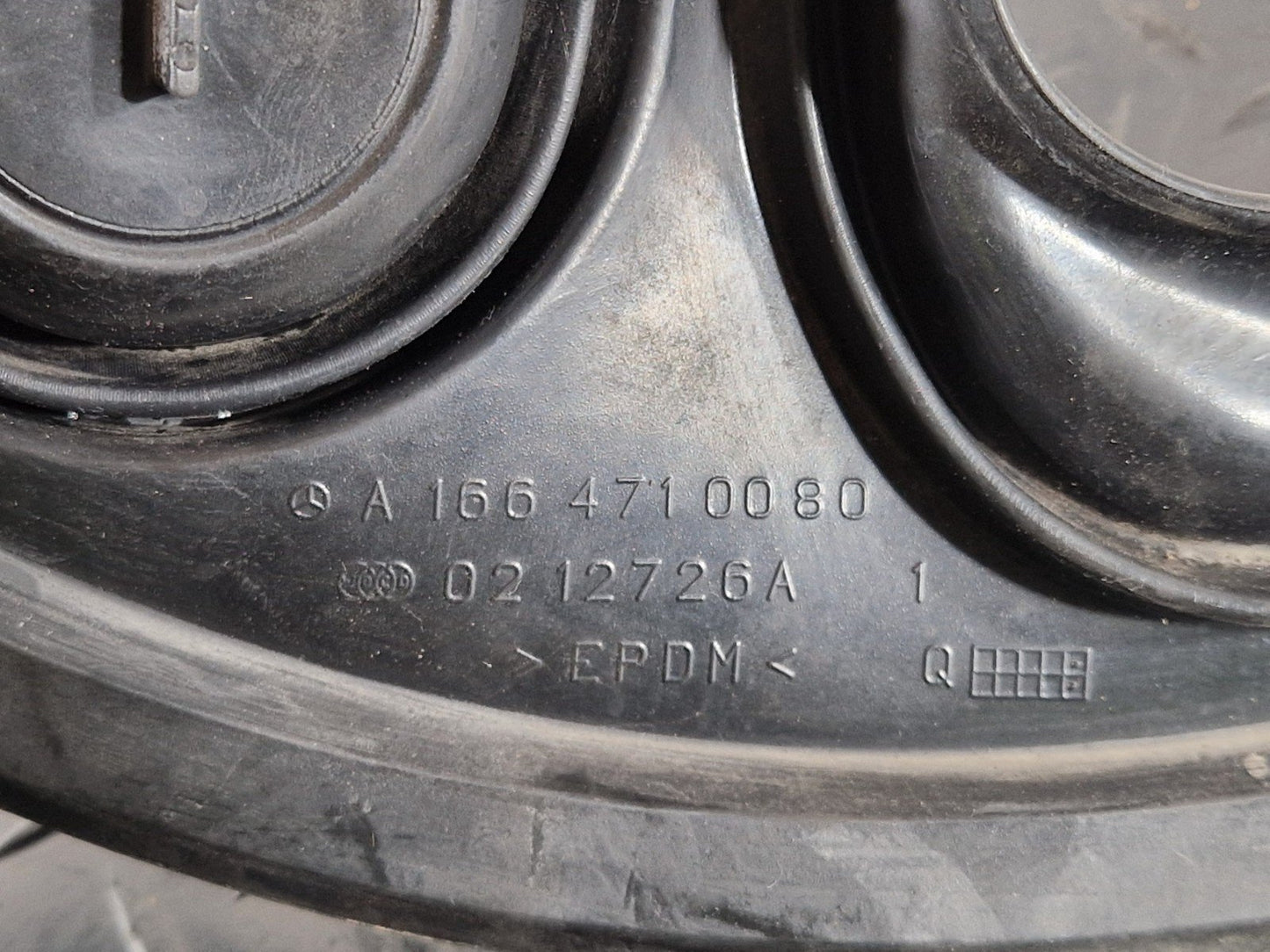 16-19 MERCEDES BENZ GLE W166 GENUINE FUEL TANK RUBBER GASKET SEAL A1664710180