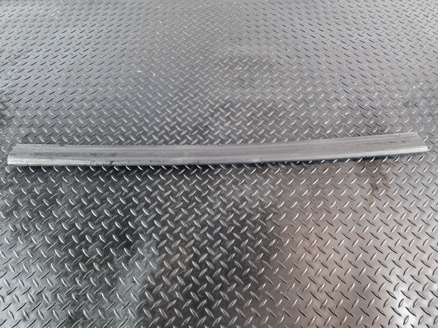 19-ON MERCEDES BENZ B CLASS W247 GENUINE ENGINE RUBBER SEALING