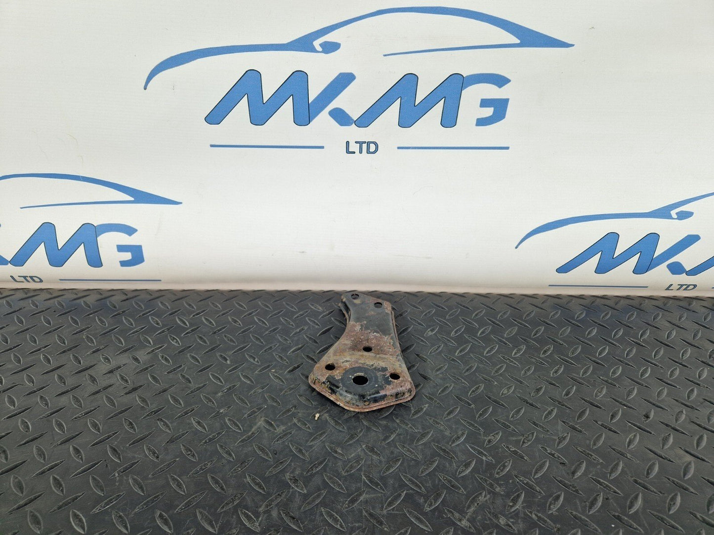 14-21 MERCEDES BENZ C200 W205 REAR SUBFRAME RIGHT SIDE STOP PLATE A2053520800