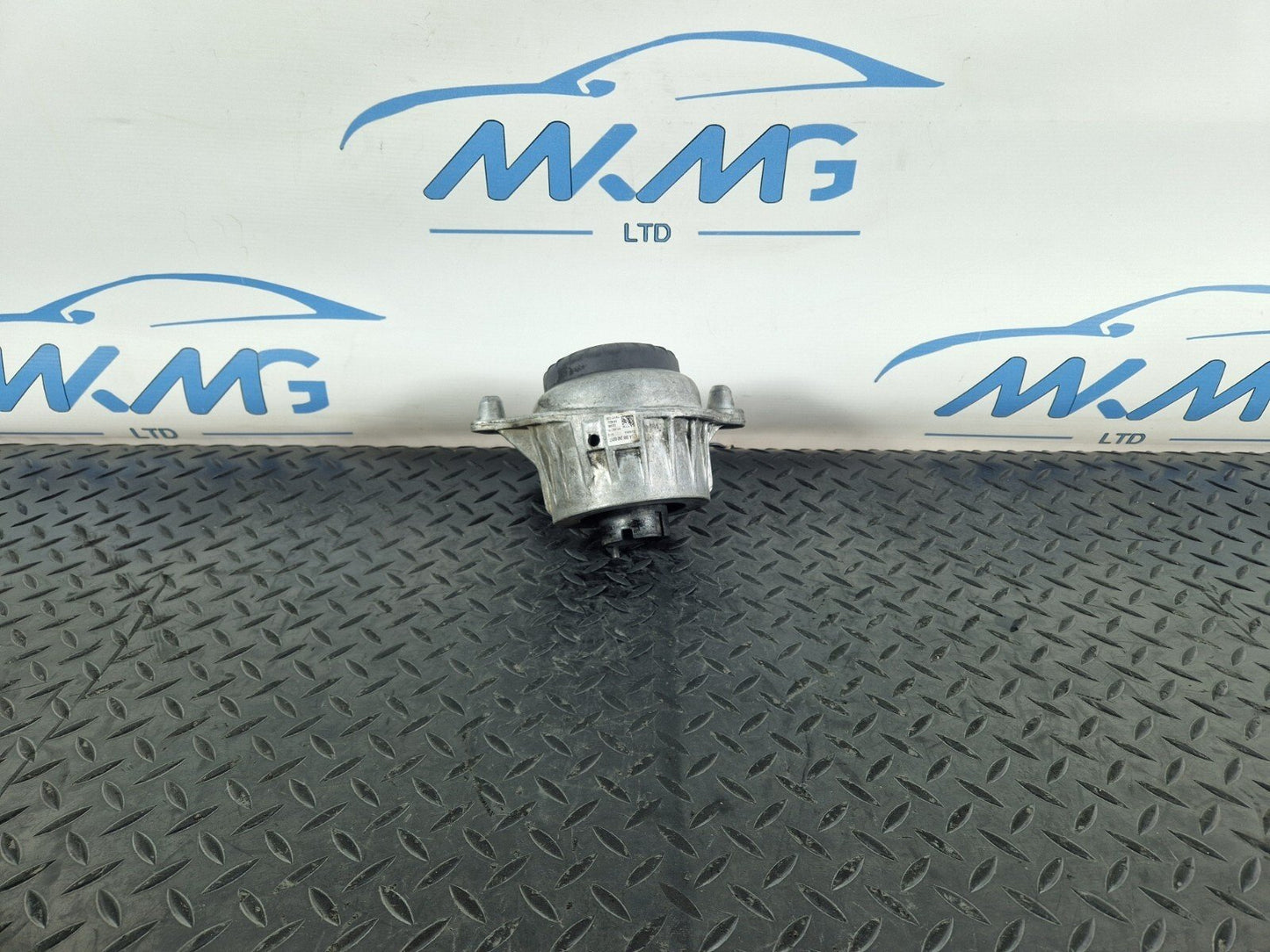 14-21 MERCEDES BENZ C300h W205 GENUINE LEFT PASSENGER ENGINE MOUNT A2052406817