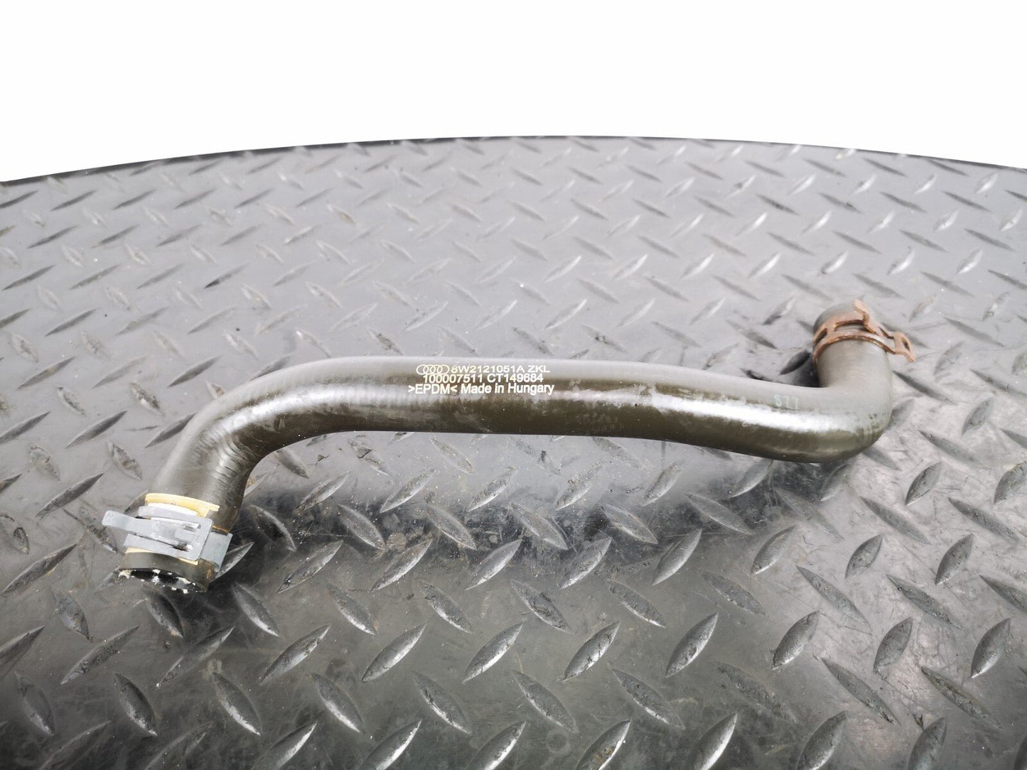 16-19 AUDI A4 B9 GENUINE V6 3.0TDI CSW ENGINE WATER COOLANT PIPE 8W2121051A