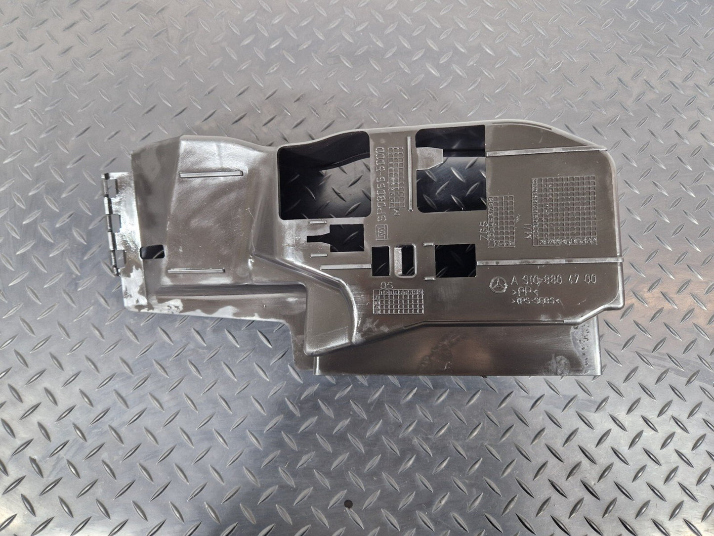 18-ON MERCEDES BENZ SPRINTER W907 W910 AUTO CONSOLE MOUNT BRACKET A9108804700