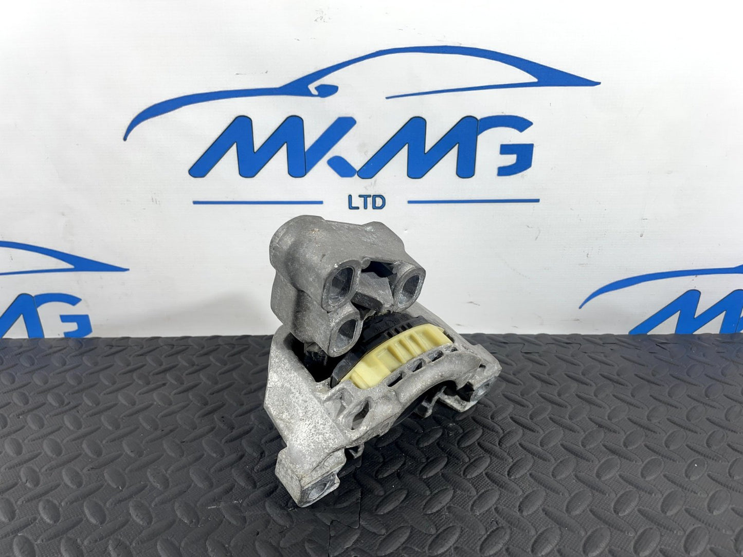 13-19 MERCEDES BENZ CLA C117 GENUINE 2.1 CDI ENGINE MOUNT BRACKET AC46000DF