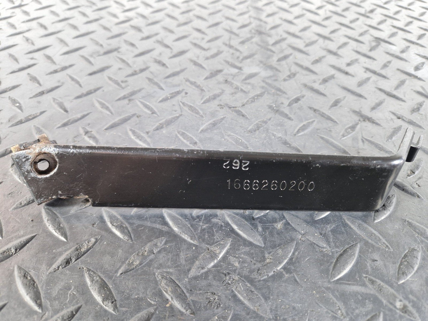11-19 MERCEDES BENZ ML W166 OEM FENDER MOUNTING BRACKET 1666260200