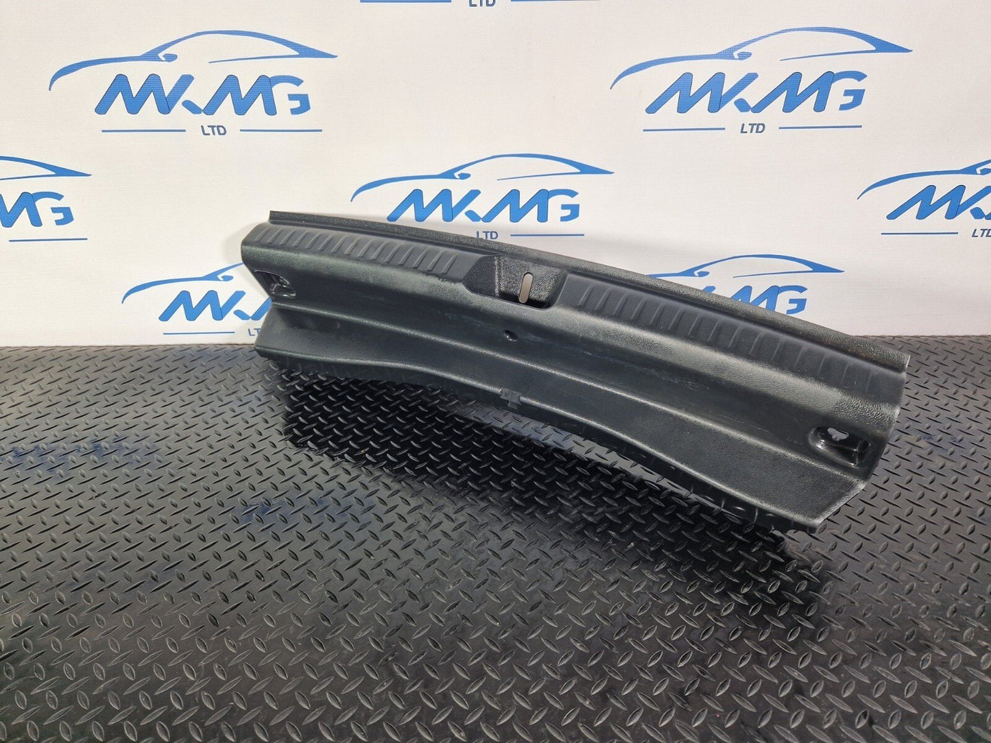14-20 MERCEDES BENZ GLA 200 X156 TAILGATE COVER TRIM RIGHT A1567402000