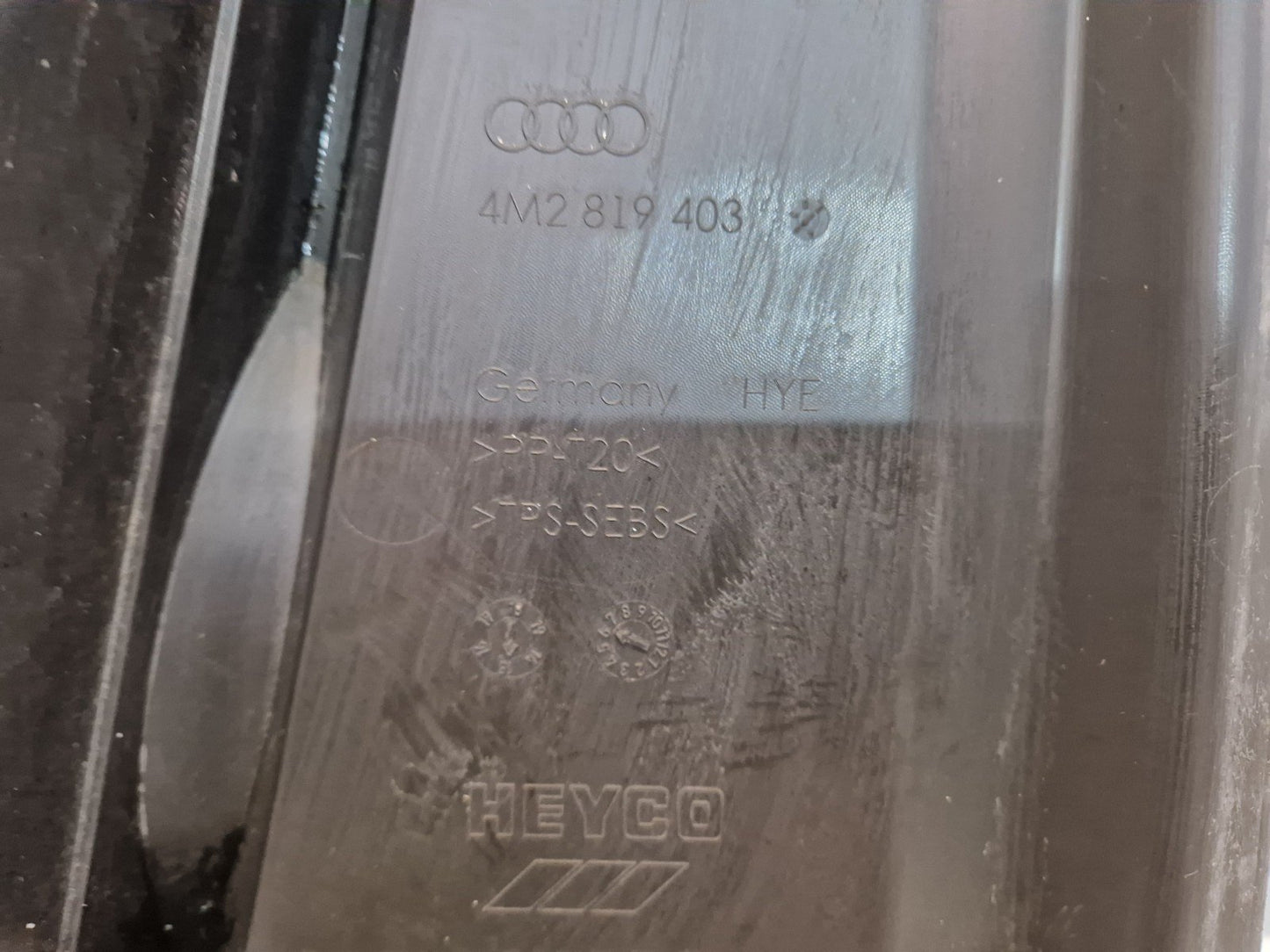 16-20 AUDI Q7 4M GENUINE OEM FRONT WINDSHEILD SCUTTLE PANEL WIPER TRIM 4M2819403