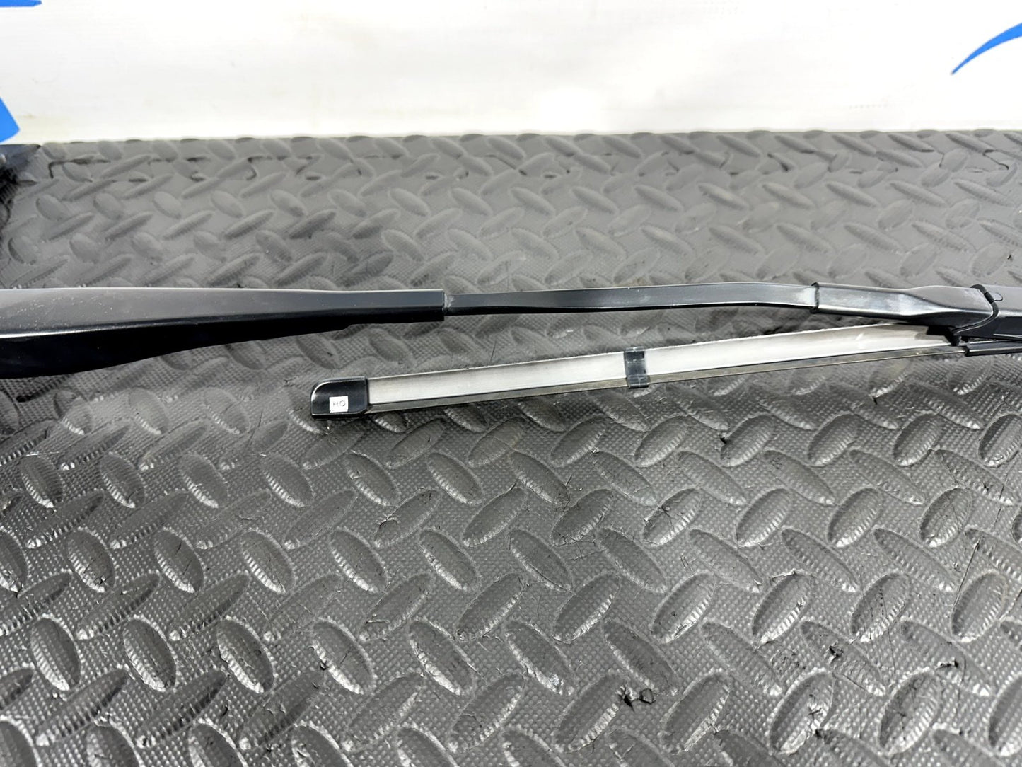 14-21 MERCEDES BENZ C300 W205 FRONT DRIVER SIDE WINDSCREEN WIPER ARM A2058204000