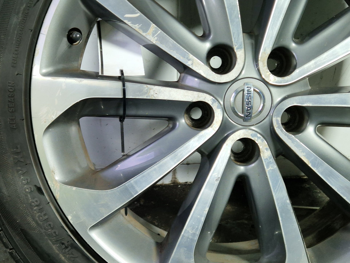 Nissan Qashqai+2 MK1 FL (J10) 18" Alloy Wheel with Tyre 215/55/18 ~4mm