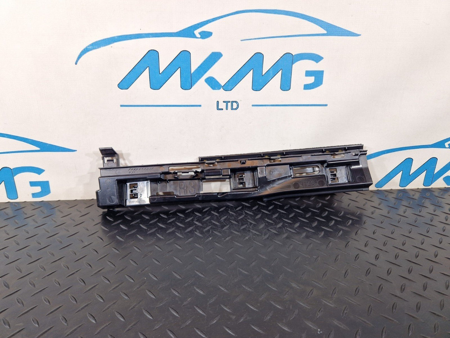 16-22 BMW X1 F48 GENUINE REAR RIGHT SIDE SIDESKIRT HOLDER 7332334