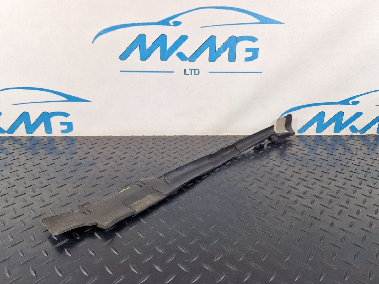 10-15 AUDI Q7 4L  FRONT RIGHT SIDE RADIATOR AIR GUIDE SEAL 7L0121332