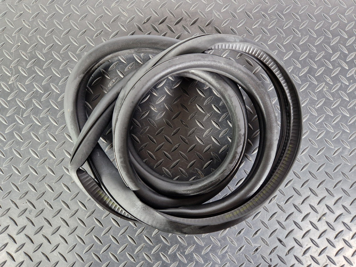 14-21 MERCEDES BENZ C220d W205 FRONT DOOR LEFT SIDE RUBBER SEAL A2056970051