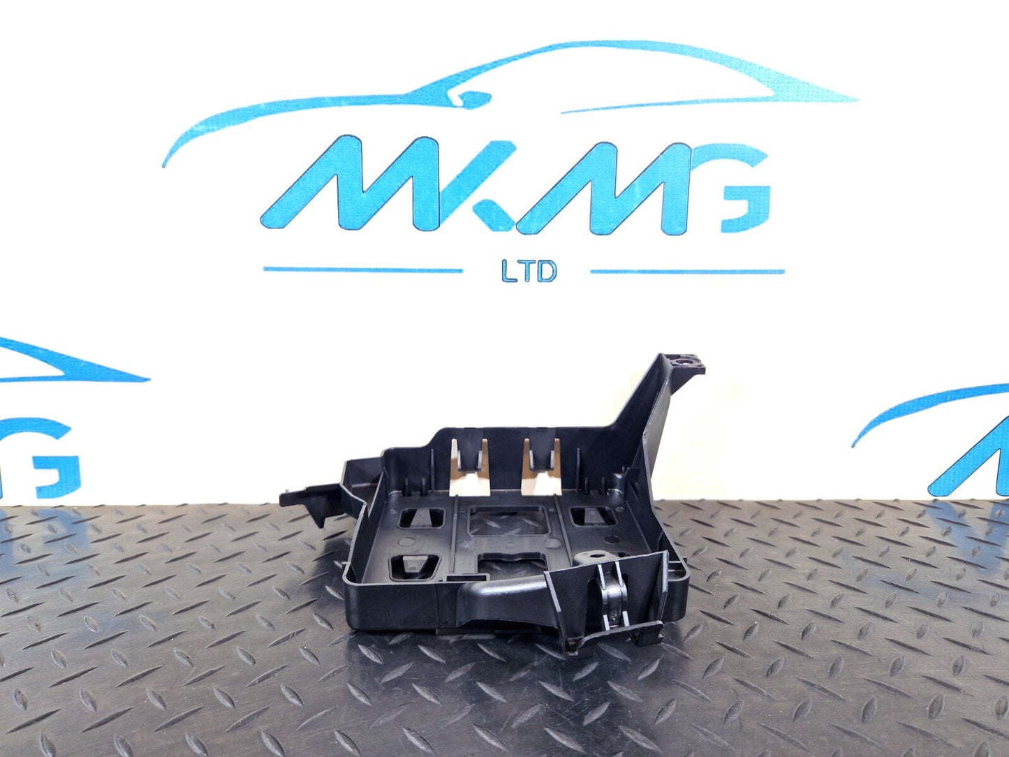 16-19 AUDI A4 B9 S-LINE GENUINE COMFORT CONTROL MODULE BRACKET HOLDER 8W0907368