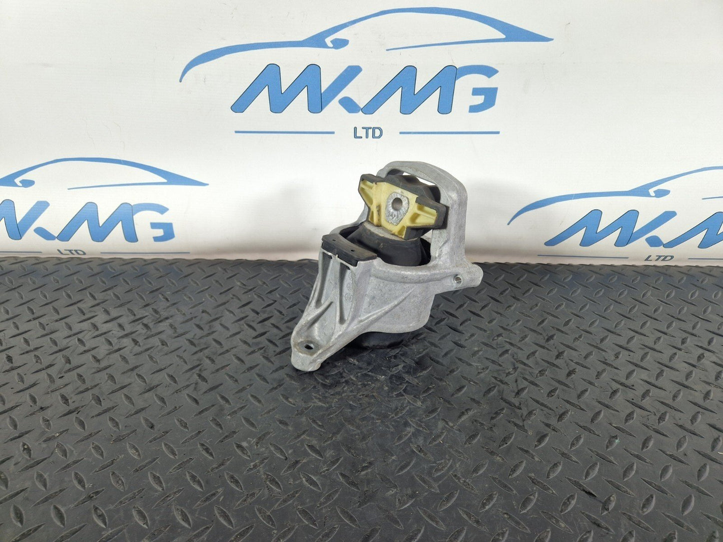 16-19 AUDI A4 B9 GENUINE OEM RIGHT DRIVER SIDE ENGINE MOUNT 8W0199372CD