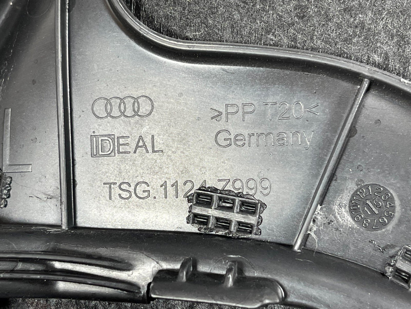 16-19 AUDI A4 B9 SALOON GENUINE PASSENGER SIDE BOOT TRIM COVER 8W5863879C