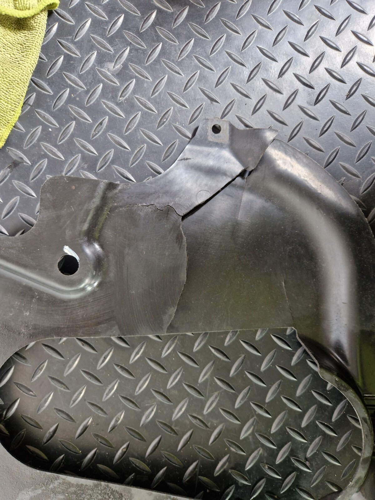 14-20 MERCEDES GLA 200 X156 REAR BOOT UNDERTRAY SHIELD A1776901202 DAMAGED
