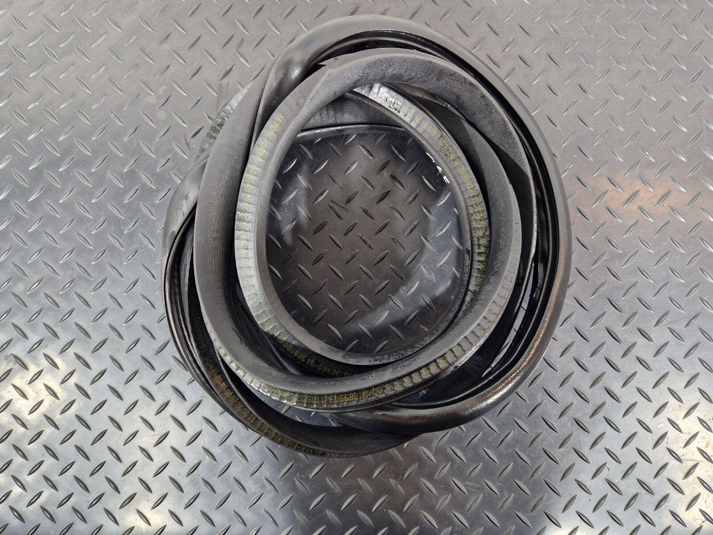 14-21 MERCEDES BENZ C200 W205 FRONT DOOR LEFT SIDE RUBBER SEAL A2056970051