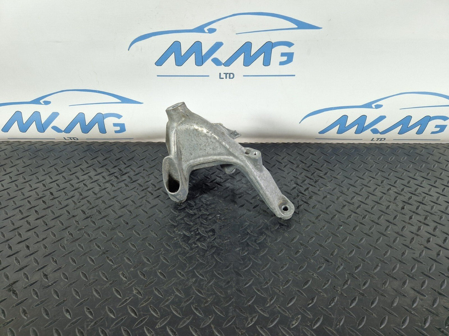 16-19 AUDI A4 B9 LEFT N/S ENGINE MOUNT BRACKET & BEARING 4M0199307AD 4M0199869