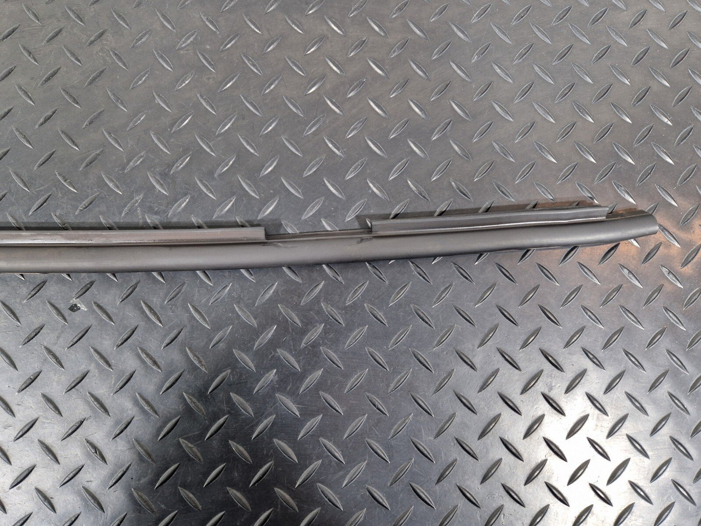 16-19 AUDI A4 B9 OEM FRONT RADIATOR LOVER CENTER RUBBER SEALING STRIP 8K0121331A