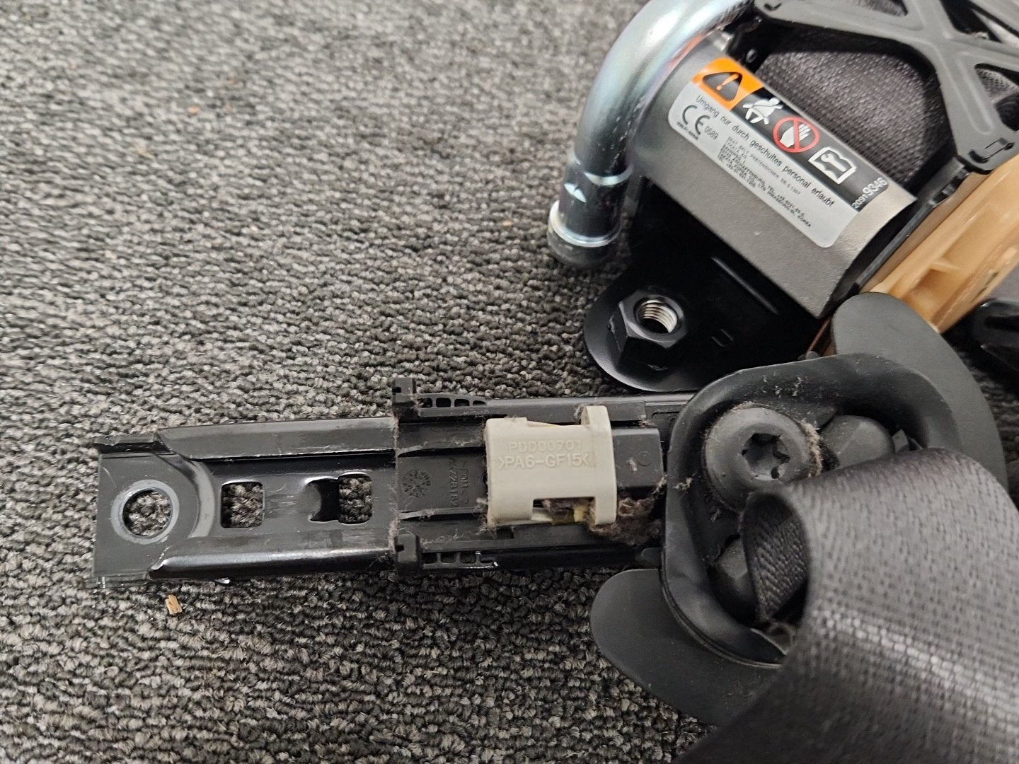 Vauxhall Mokka MK1 (G1U0) SUV Genuine Front Right O/S Driver Seat Belt 42353692