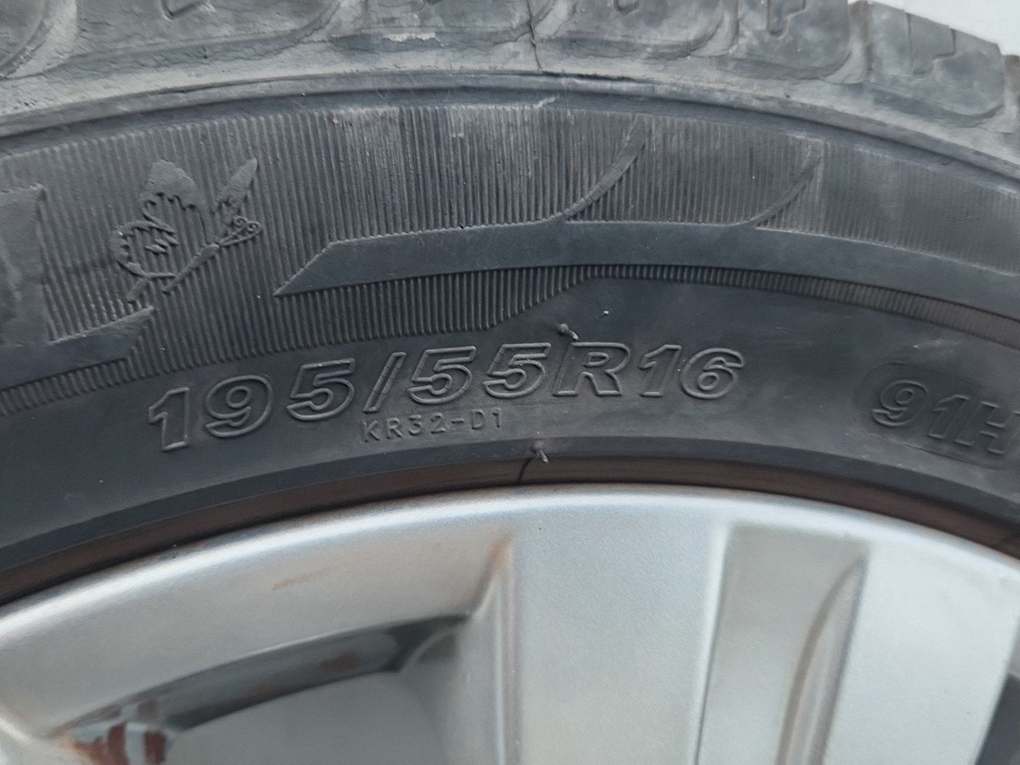 Citroen C3 Picasso MK1 16" Alloy Wheel with Tyre 195/55/16 ~4mm