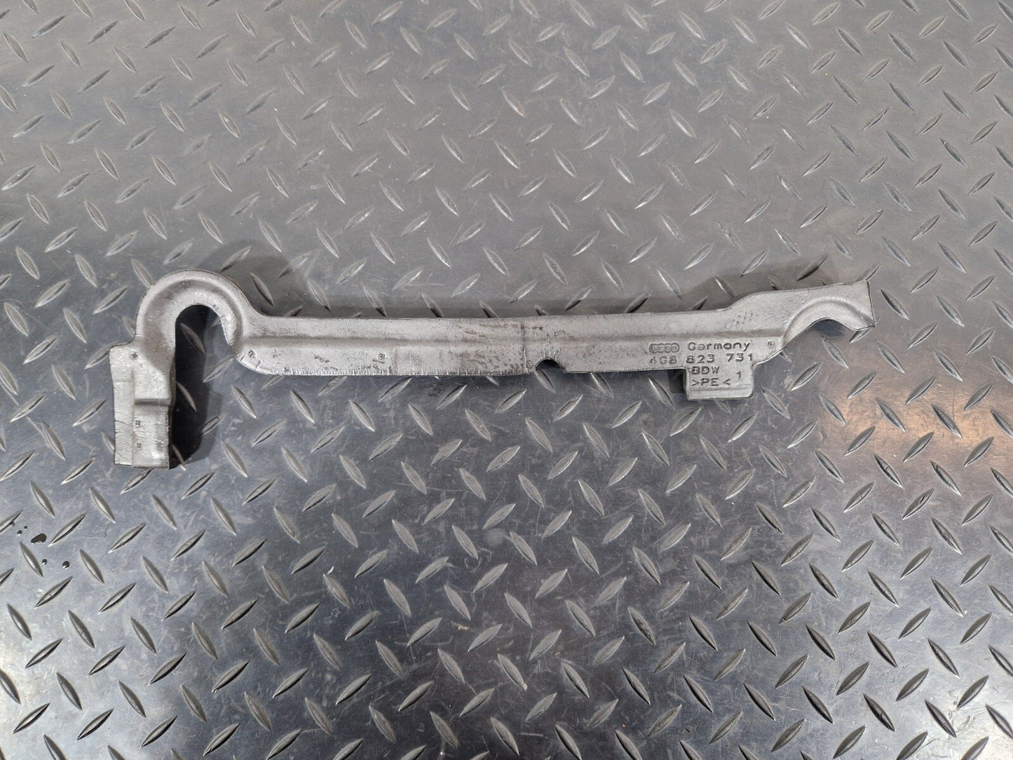 10-18 AUDI A7 4G S-LINE OEM FRONT LEFT WING SEAL 4G8823731