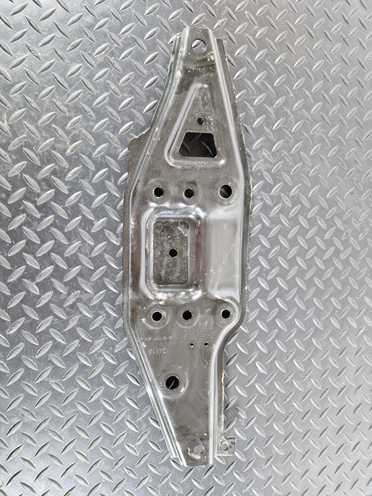 18-ON MERCEDES SPRINTER W907 FRONT BRACKET RIGHT LOWER MOUNT PLATE A9076220800