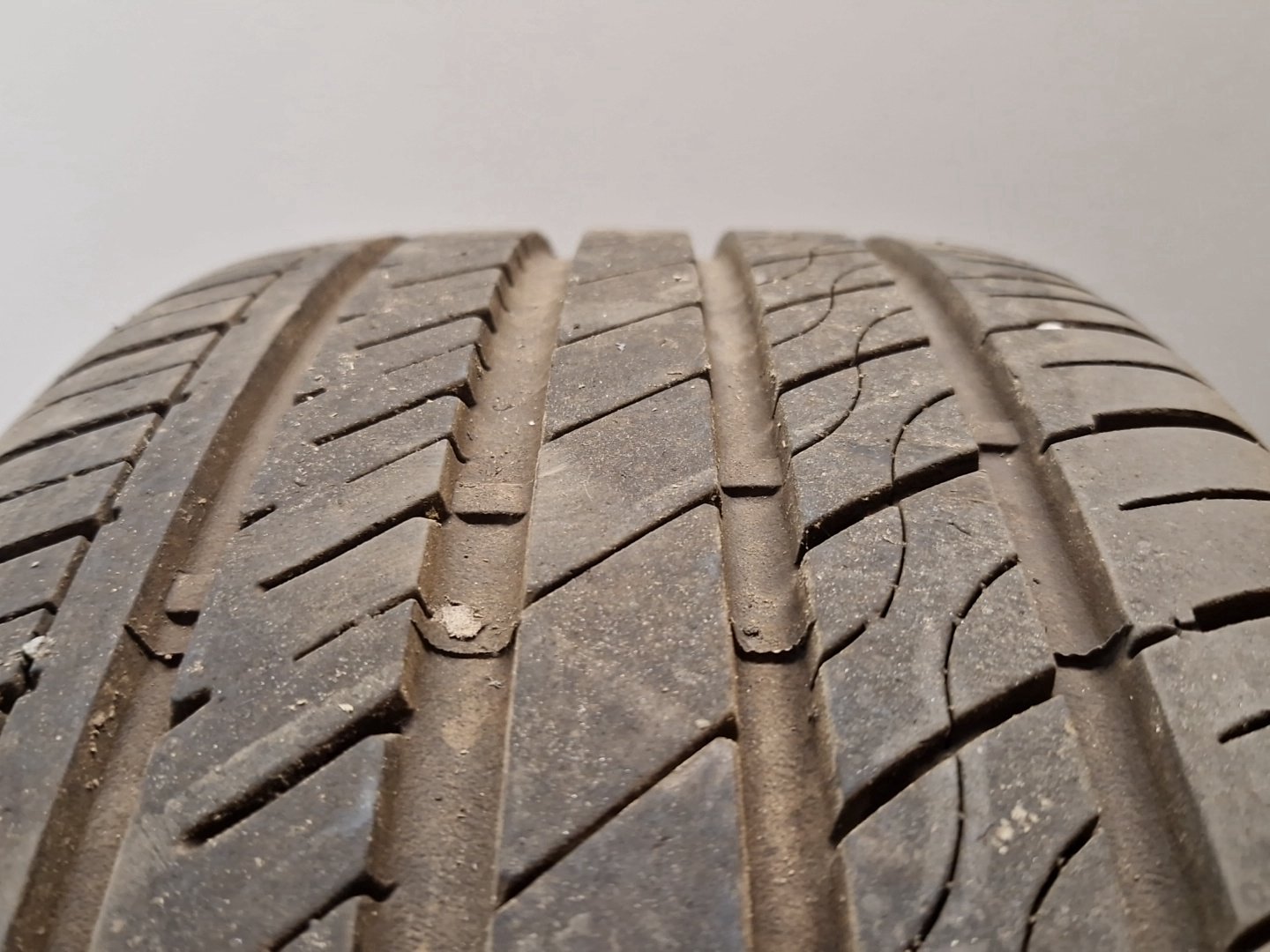 Ford Grand C-Max MK2 (C344) 18" Alloy Wheel and Tyre 235/40/18 ~6mm AM5J-1007-BC