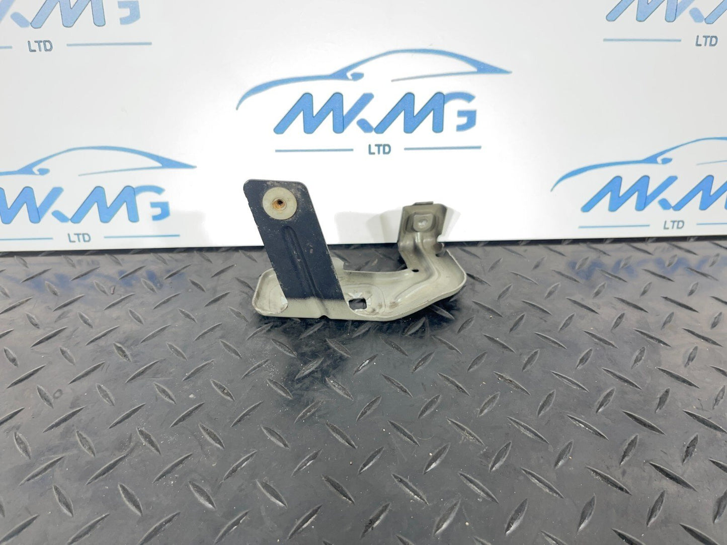 12-18 BMW F30 F31 F35 GENUINE  Left fender wing mounting bracket 7235821