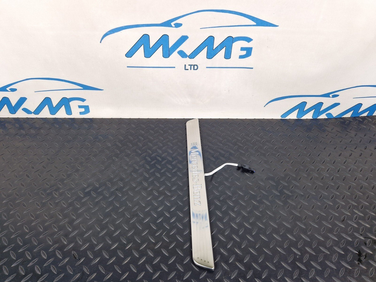 19-ON MERCEDES BENZ CLA C118 GENUINE FRONT DOOR SILL COVER TRIM A1186804800