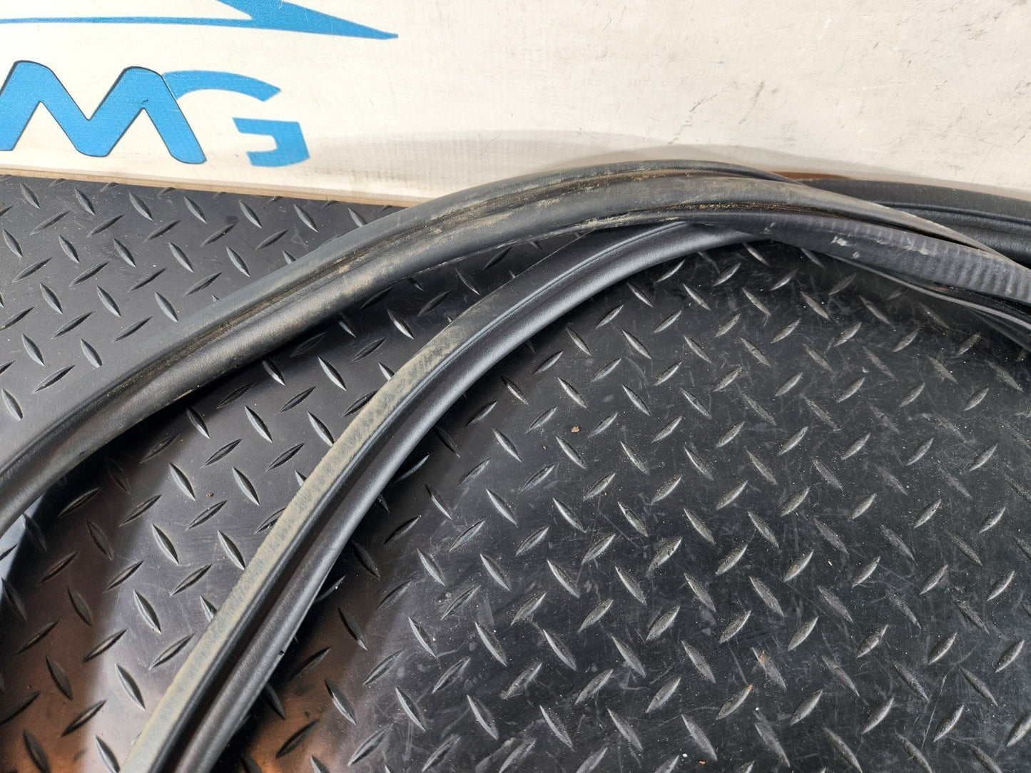 16-20 AUDI Q7 4M GENUINE FRONT LEFT & RIGHT DOOR SEAL RUBBER 4M0831721A