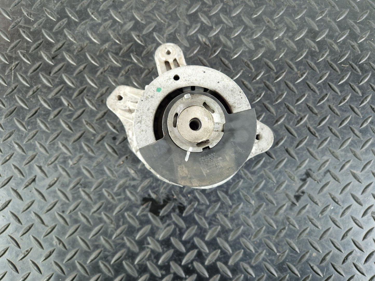14-21 MERCEDES BENZ C200 W205 RIGHT O/S ENGINE SUPPORT MOUNT BRACKET A2052400300