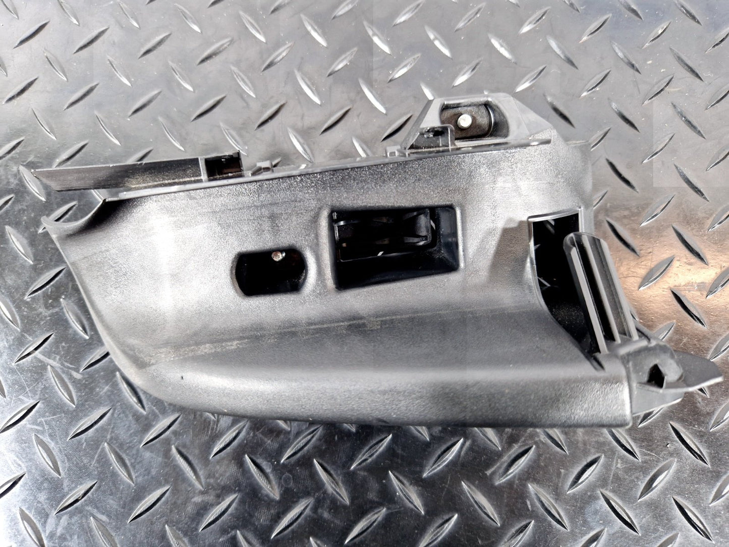16-19 AUDI A4 B9 GENUINE REAR RIGHT SEAT BELT GUIDE 8W0857792
