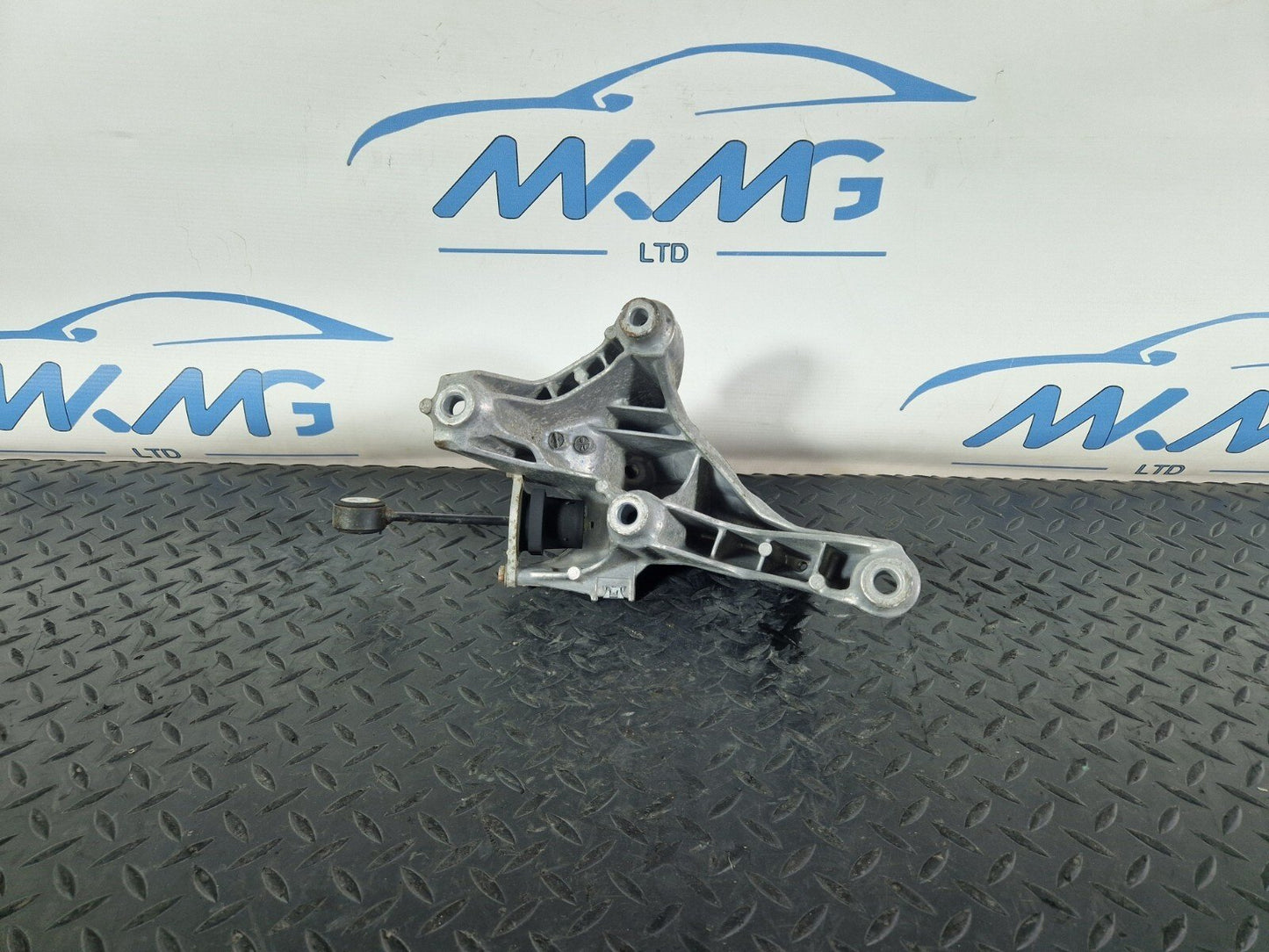 16-19 AUDI A4 B9 LEFT N/S ENGINE MOUNT BRACKET & BEARING 4M0199307AD 4M0199869
