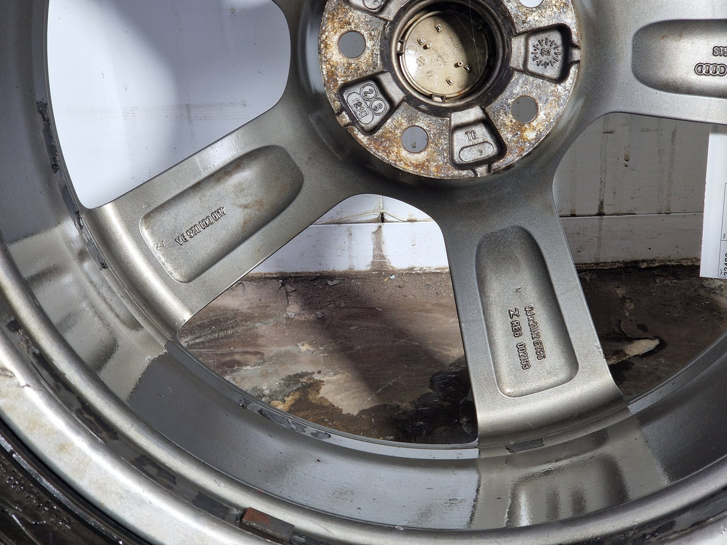 Audi A7 21" Alloy Wheel with Tyre 285/30/21 6mm 4H0601025AT