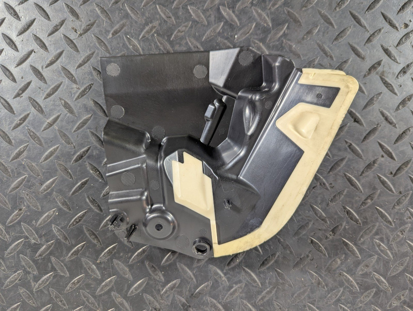 13-19 MERCEDES BENZ CLA C117 GENUINE SIDE REAR DOOR LOCK DUST COVER A1177320195