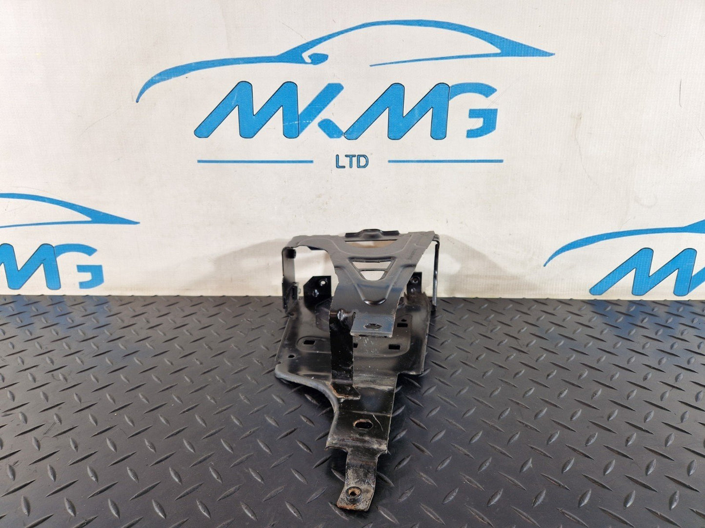 11-18 BMW 6 SERIES F13 HEADLIGHT SUPPORT BRACKET RIGHT SIDE 8125806