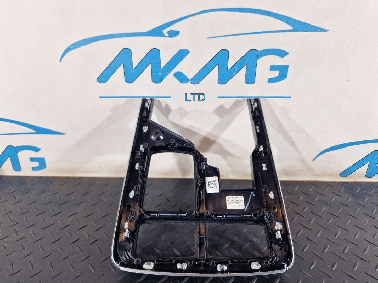 11-19 MERCEDES BENZ ML W166 GENUINE OEM CENTRE CONSOLE SURROUND TRIM A1666803017