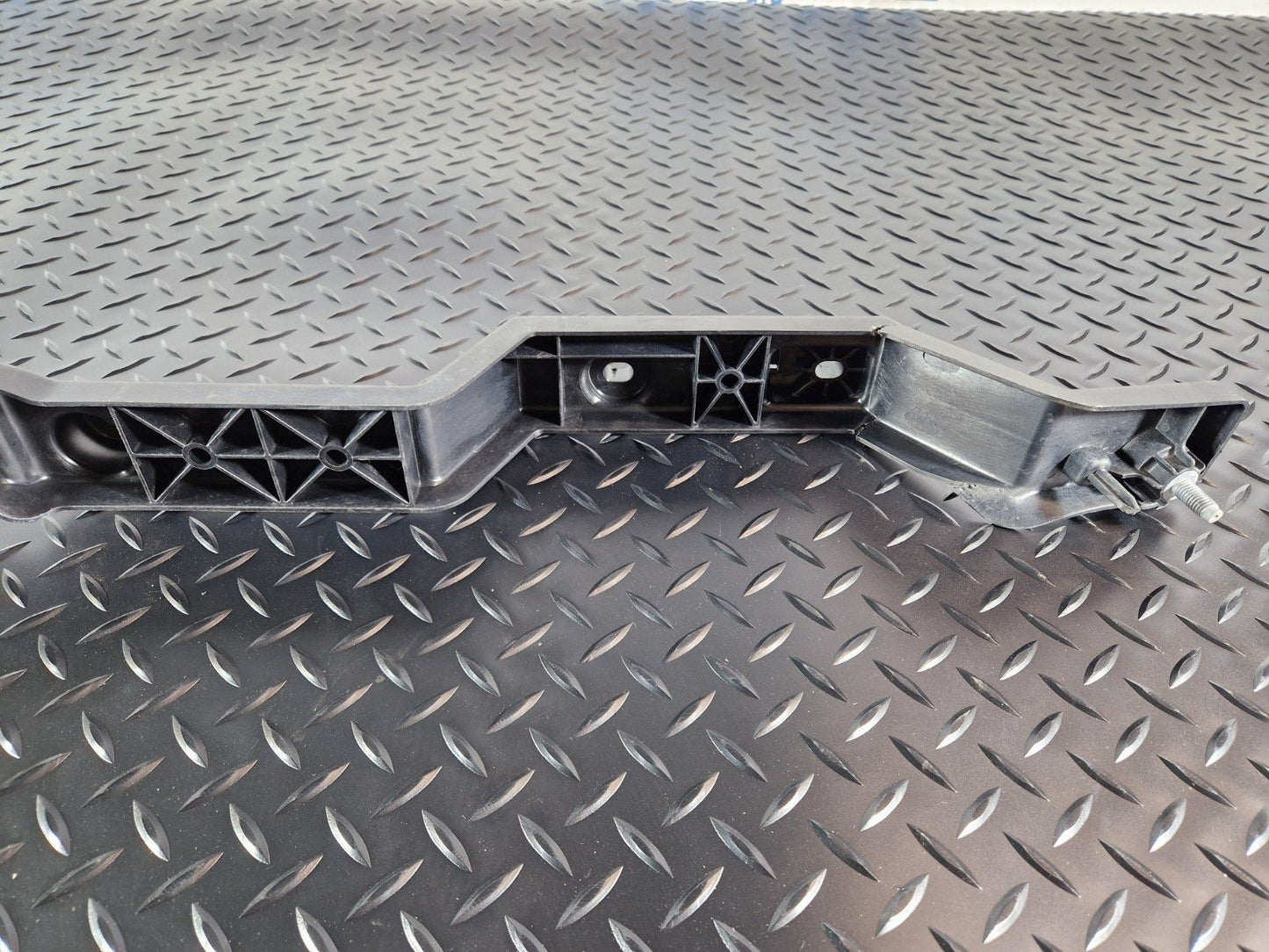 19-ON RANGE ROVER EVOQUE L551 LEFT N/S SIDE SUPPORT MOUNT BRACKET K8D2113C53AB