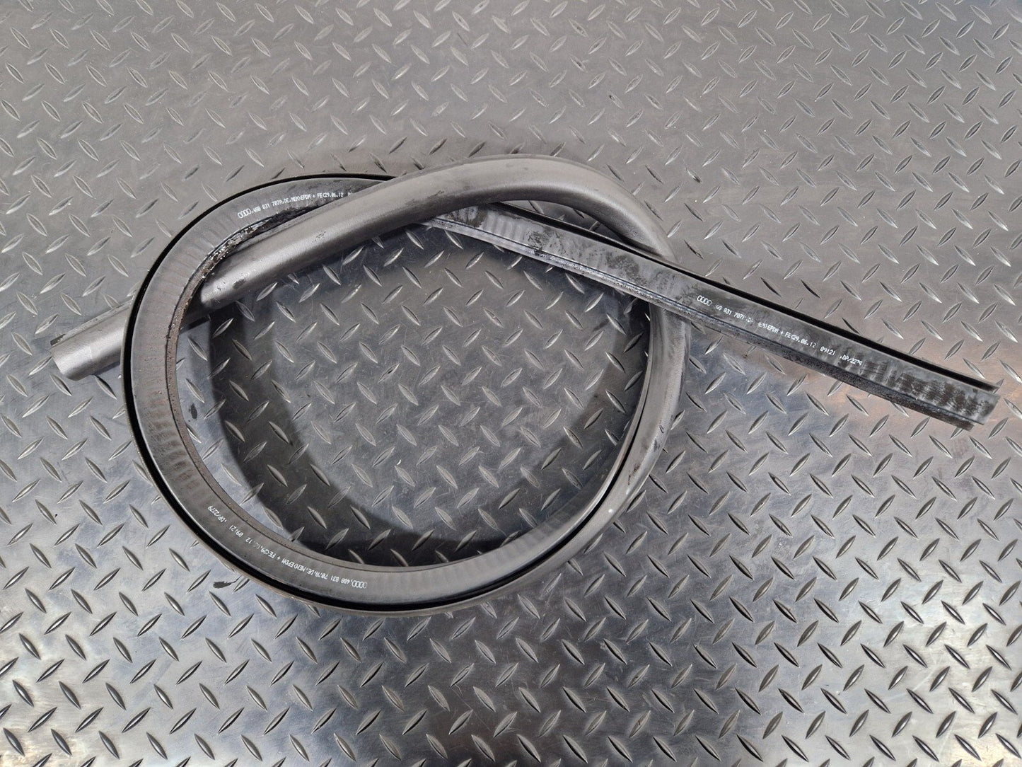 10-18 AUDI A7 4G S-LINE GENUINE FRONT LEFT NSF RUBBER WEATHER SEAL 4G8831707A