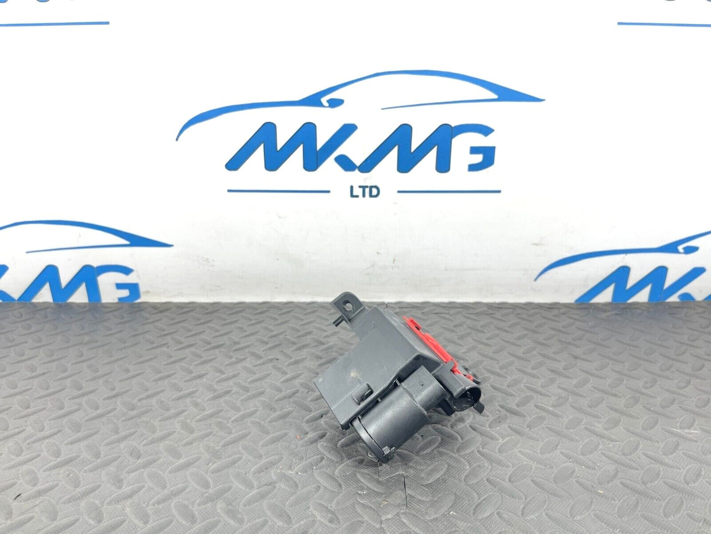16-19 AUDI A4 B9 AVANT GENUINE POSITIVE BATTERY POWER DISTRIBUTION BOX CONNECTOR