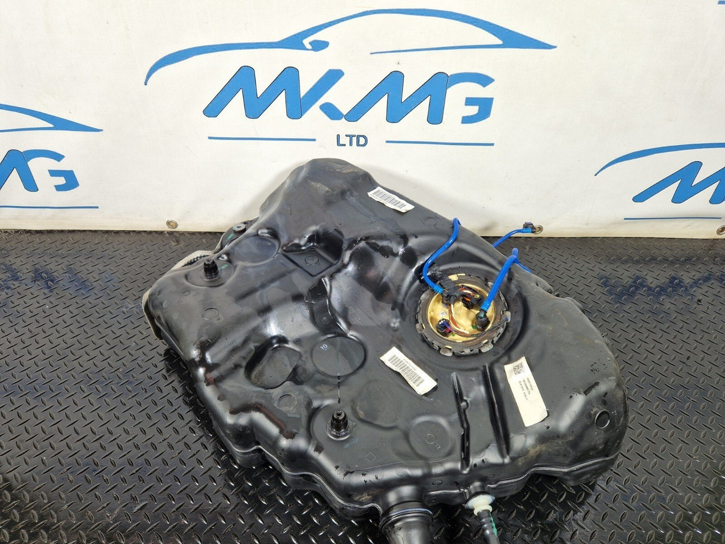 16-19 AUDI A4 AVANT B9 S-LINE DIESEL FUEL TANK WITH PUMP 8W0201021CG