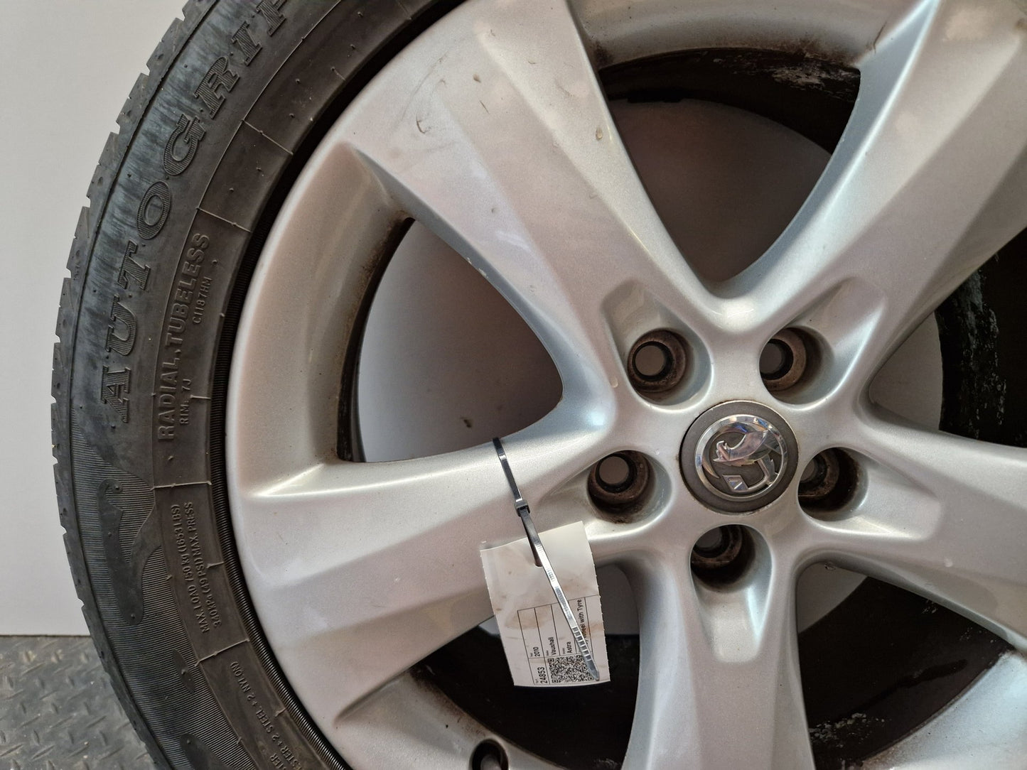 Vauxhall Astra MK6 (J) (A3400) 17" Alloy Wheel with Tyre 225/50/17 ~5mm