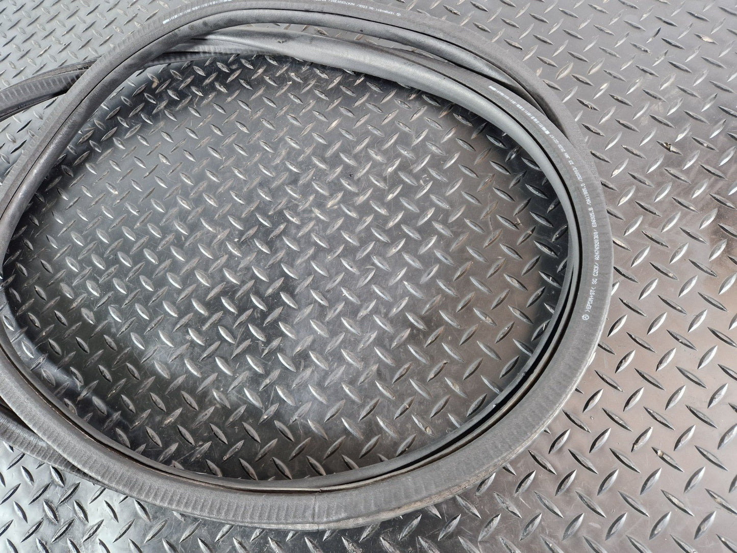 19-ON MERCEDES B CLASS W247 FRONT DOOR RUBBER SEAL FITS LEFT & RIGHT A2476920300
