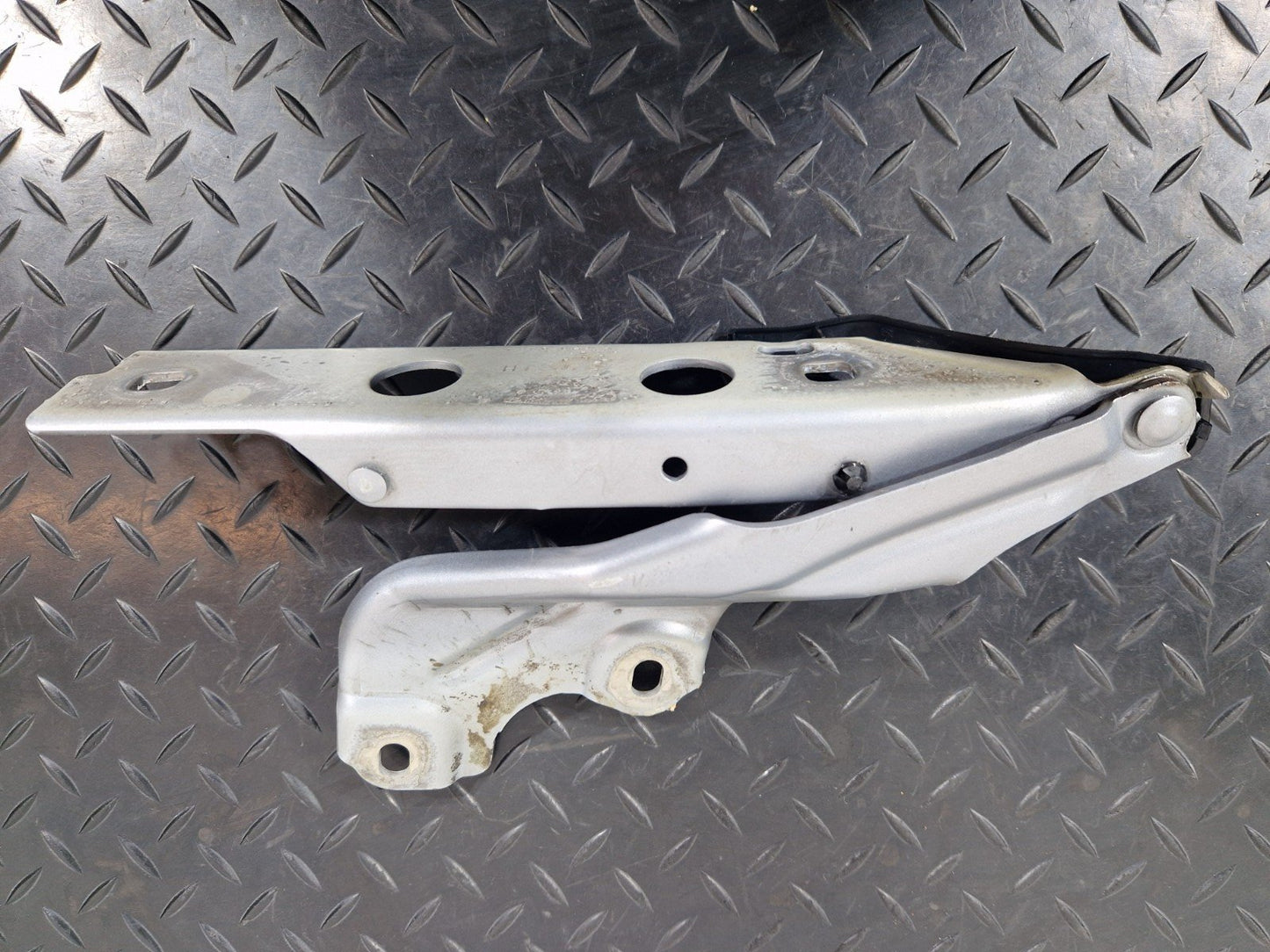 15-18 AUDI A7 4G OEM GENUINE BONNET HINGE LEFT 4G8823301E