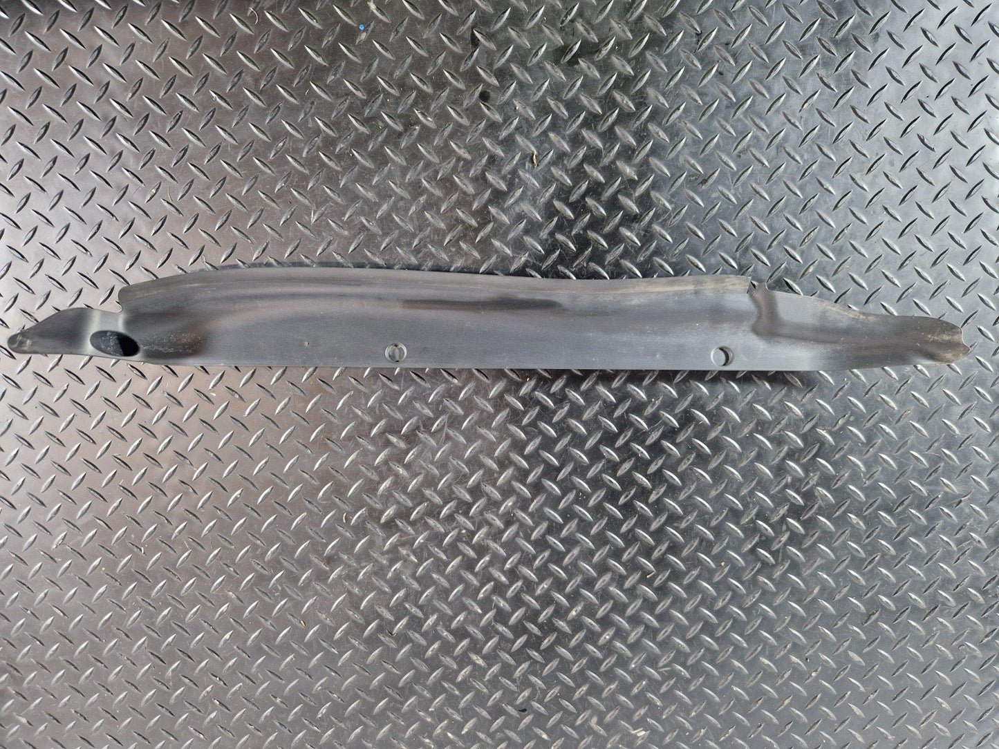 10-18 VW TOUAREG 7P GENUINE RIGHT FRONT FENDER END TRIM 7P6821112B