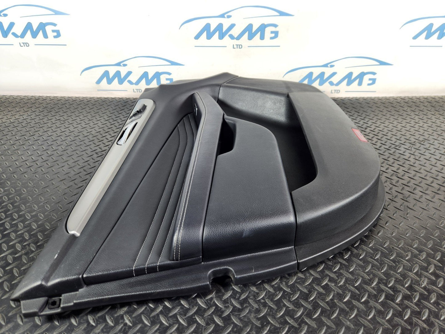 11-19 MERCEDES BENZ ML W166 FRONT LEFT N/S DOOR CARD PANEL IN BLACK LEATHER