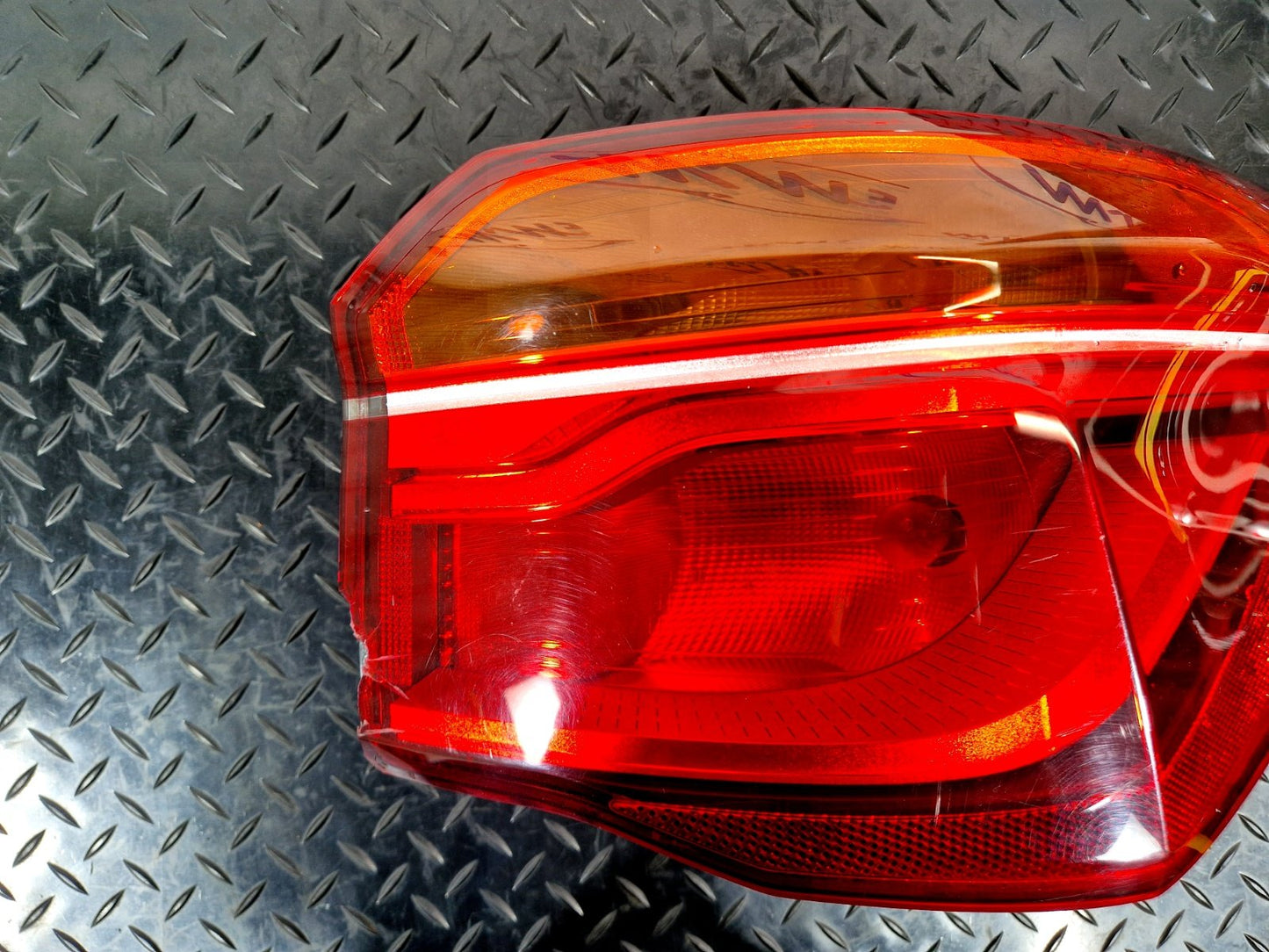 16-22 BMW X1 F48 REAR RIGHT O/S/R GENUINE OUTER TAIL LIGHT 7488542 (DAMAGED)
