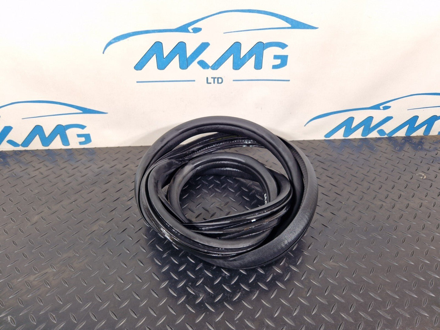 14-21 MERCEDES BENZ C200 W205 FRONT DOOR LEFT SIDE RUBBER SEAL A2056970051