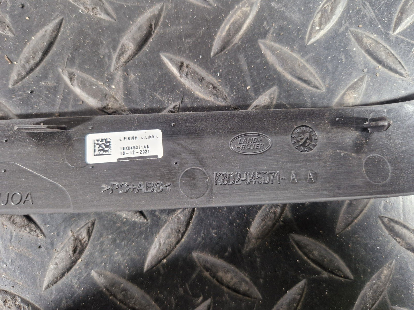 19-ON RANGE ROVER EVOQUE L551 REAR LEFT MOULDING TRIM K8D2045D71A