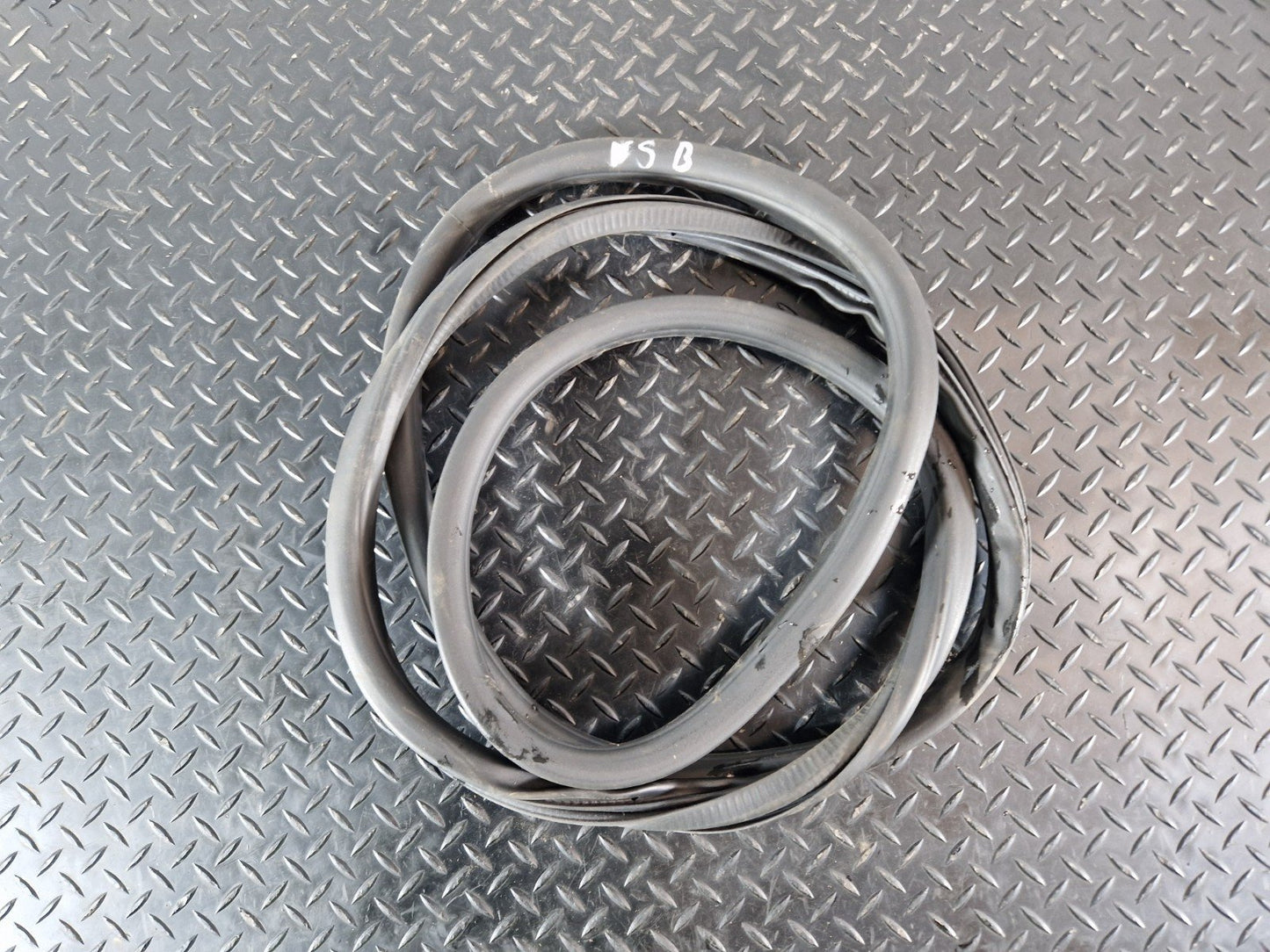10-18 VW TOUAREG 7P GENUINE REAR RIGHT DOOR GASKET RUBBER SEAL 7P0867367F